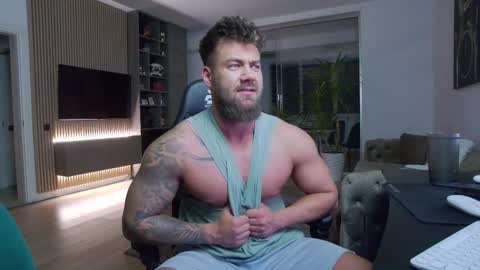 Snapshot of enrikoblue chatting on 02-13-25, 11:26 Erik online show from 02-13-25, 11:26