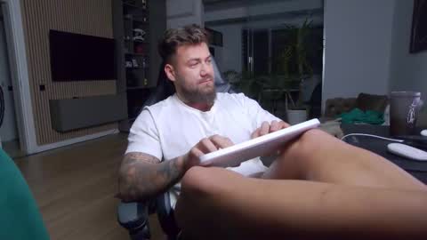 Snapshot of enrikoblue chatting on 02-14-25, 07:54 Erik online show from 02-14-25, 07:54