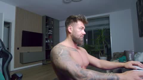 Snapshot of enrikoblue chatting on 02-14-25, 10:58 Erik online show from 02-14-25, 10:58