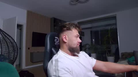 Snapshot of enrikoblue chatting on 02-15-25, 07:06 Erik online show from 02-15-25, 07:06