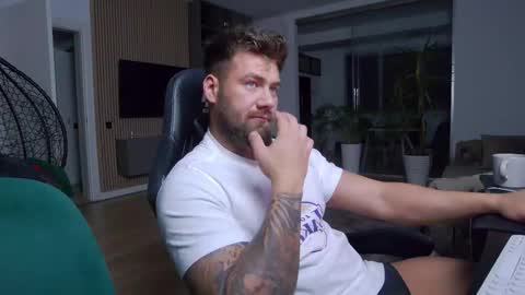 Snapshot of enrikoblue chatting on 02-23-25, 07:07 Erik online show from 02-23-25, 07:07