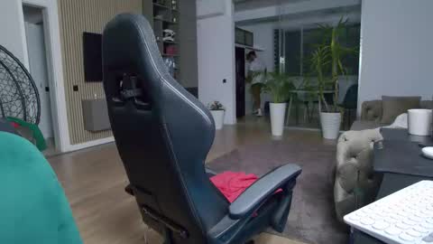 Snapshot of enrikoblue chatting on 02-23-25, 10:09 Erik online show from 02-23-25, 10:09