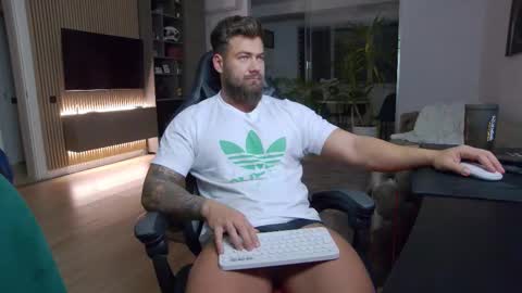 Snapshot of enrikoblue chatting on 02-24-25, 07:41 Erik online show from 02-24-25, 07:41