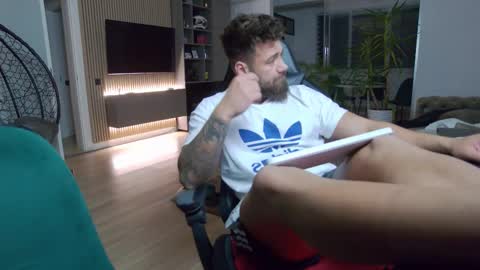 Snapshot of enrikoblue chatting on 02-25-25, 08:51 Erik online show from 02-25-25, 08:51