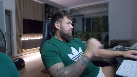 Snapshot of enrikoblue chatting on 02-26-25, 04:45 Erik online show from 02-26-25, 04:45