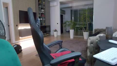 Snapshot of enrikoblue chatting on 02-26-25, 07:49 Erik online show from 02-26-25, 07:49