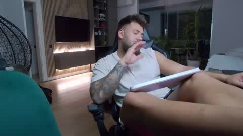 Snapshot of enrikoblue chatting on 03-01-25, 07:37 Erik online show from 03-01-25, 07:37