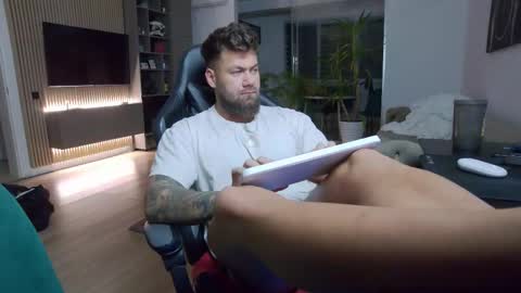 Snapshot of enrikoblue chatting on 03-01-25, 10:42 Erik online show from 03-01-25, 10:42