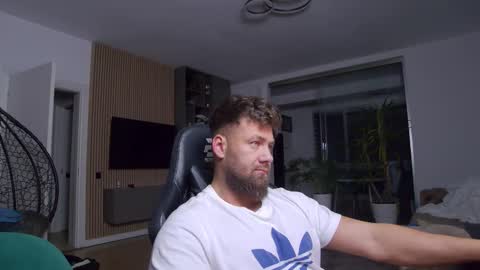 Snapshot of enrikoblue chatting on 03-02-25, 08:18 Erik online show from 03-02-25, 08:18