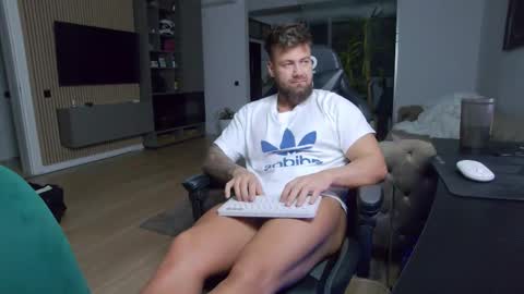 Snapshot of enrikoblue chatting on 03-02-25, 11:20 Erik online show from 03-02-25, 11:20