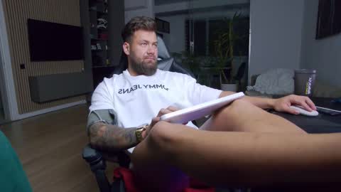 Snapshot of enrikoblue chatting on 03-07-25, 08:11 Erik online show from 03-07-25, 08:11