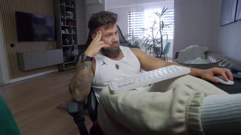 Snapshot of enrikoblue chatting on 03-10-25, 03:20 Erik online show from 03-10-25, 03:20