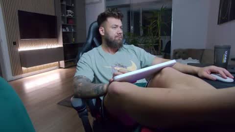 Snapshot of enrikoblue chatting on 03-11-25, 07:14 Erik online show from 03-11-25, 07:14