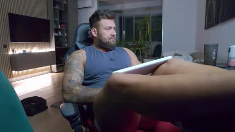 Snapshot of enrikoblue chatting on 09-09-25, 07:35 Erik online show from 09-09-25, 07:35