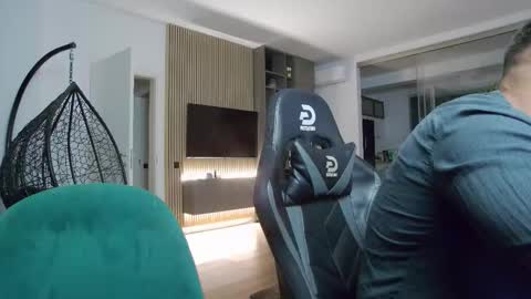 Snapshot of enrikoblue chatting on 09-14-25, 07:13 Erik online show from 09-14-25, 07:13