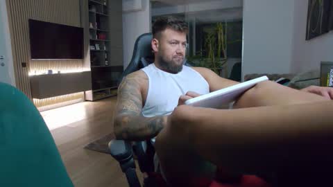 Snapshot of enrikoblue chatting on 09-23-25, 07:17 Erik online show from 09-23-25, 07:17