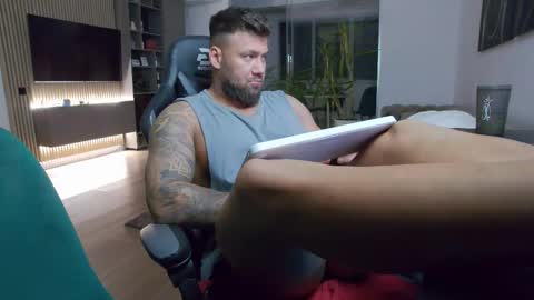 Snapshot of enrikoblue chatting on 09-27-25, 06:57 Erik online show from 09-27-25, 06:57