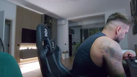 Snapshot of enrikoblue chatting on 09-28-25, 05:07 Erik online show from 09-28-25, 05:07