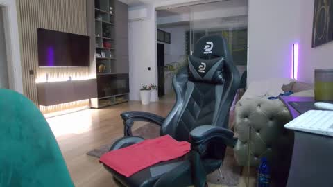 Snapshot of enrikoblue chatting on 10-04-25, 05:00 Erik online show from 10-04-25, 05:00