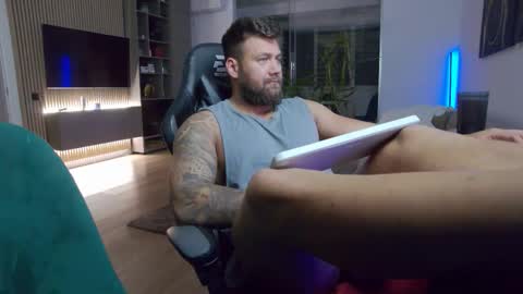 Snapshot of enrikoblue chatting on 10-06-25, 04:48 Erik online show from 10-06-25, 04:48