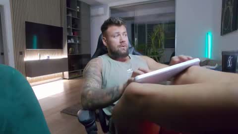 Snapshot of enrikoblue chatting on 10-12-25, 06:29 Erik online show from 10-12-25, 06:29