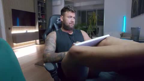 Snapshot of enrikoblue chatting on 10-15-25, 05:13 Erik online show from 10-15-25, 05:13