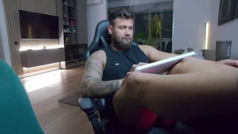 Snapshot of enrikoblue chatting on 10-16-25, 05:47 Erik online show from 10-16-25, 05:47