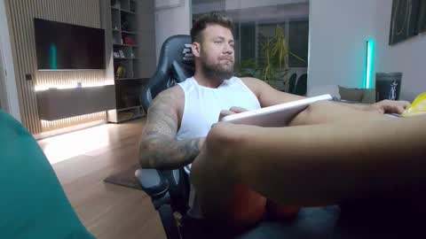 Snapshot of enrikoblue chatting on 10-18-25, 04:52 Erik online show from 10-18-25, 04:52