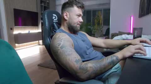 Snapshot of enrikoblue chatting on 10-22-25, 04:51 Erik online show from 10-22-25, 04:51