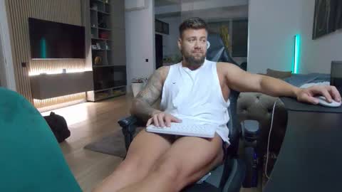 Snapshot of enrikoblue chatting on 10-27-25, 07:40 Erik online show from 10-27-25, 07:40