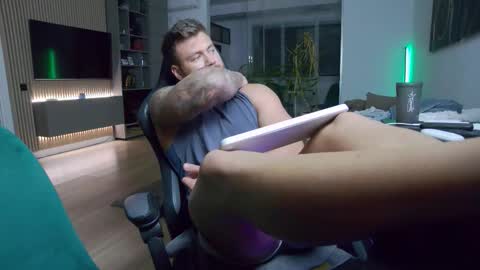 Snapshot of enrikoblue chatting on 10-30-25, 04:52 Erik online show from 10-30-25, 04:52