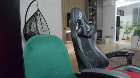 Snapshot of enrikoblue chatting on 11-05-25, 07:36 Erik online show from 11-05-25, 07:36