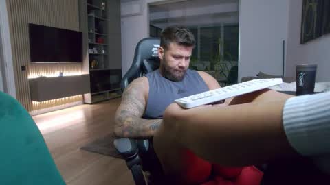 Snapshot of enrikoblue chatting on 11-09-25, 07:12 Erik online show from 11-09-25, 07:12