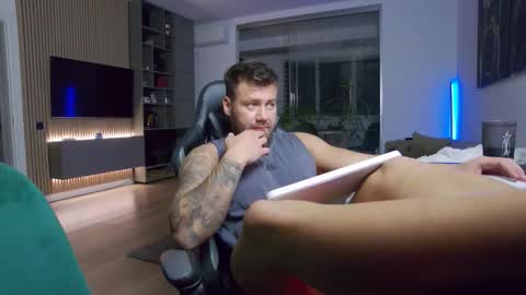 Snapshot of enrikoblue chatting on 11-10-25, 06:40 Erik online show from 11-10-25, 06:40