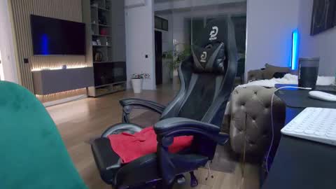 Snapshot of enrikoblue chatting on 11-14-25, 07:45 Erik online show from 11-14-25, 07:45