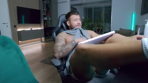 Snapshot of enrikoblue chatting on 12-01-25, 08:25 Erik online show from 12-01-25, 08:25