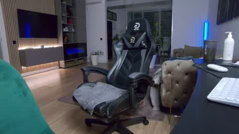 Snapshot of enrikoblue chatting on 12-05-25, 07:32 Erik online show from 12-05-25, 07:32