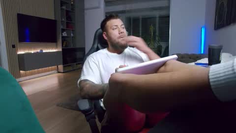 Snapshot of enrikoblue chatting on 12-14-25, 07:40 Erik online show from 12-14-25, 07:40