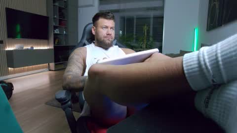 Erik online show from 12-21-25, 05:42