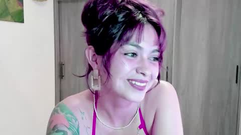 Snapshot of ephemeral_hot chatting on 10-23-25, 12:43 Leyla online show from 10-23-25, 12:43