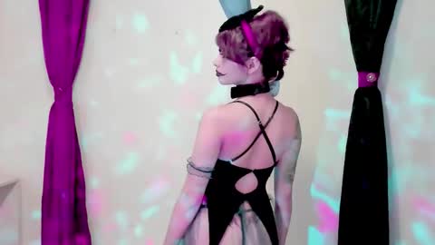 Snapshot of ephemeral_hot chatting on 10-26-25, 02:17 Leyla online show from 10-26-25, 02:17