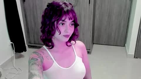 Snapshot of ephemeral_hot chatting on 10-28-25, 10:01 Leyla online show from 10-28-25, 10:01