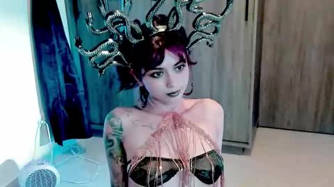 Snapshot of ephemeral_hot chatting on 10-31-25, 10:44 Leyla online show from 10-31-25, 10:44