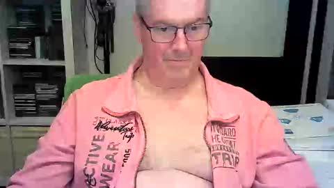 Snapshot of erbee62 chatting on 04-23-26, 09:17 ErBee62 online show from 04-23-26, 09:17