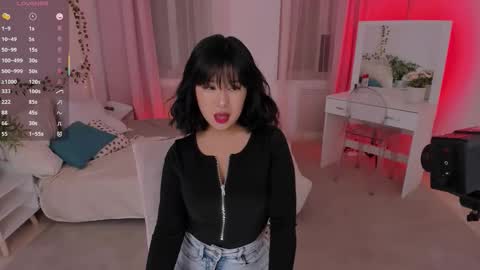 erika_kim online show from 10-18-25, 06:05