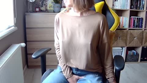 Snapshot of erotic_vibe chatting on 02-05-25, 09:46 Melissa online show from 02-05-25, 09:46