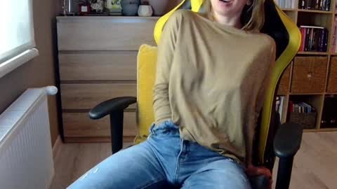 Snapshot of erotic_vibe chatting on 02-05-25, 04:36 Melissa online show from 02-05-25, 04:36