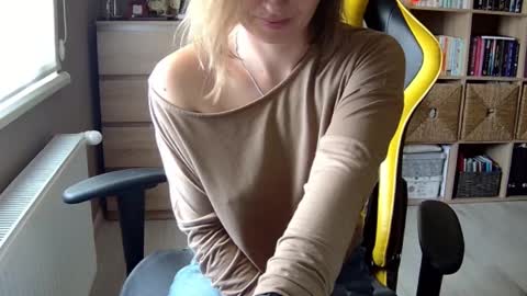 Snapshot of erotic_vibe chatting on 02-14-25, 11:10 Melissa online show from 02-14-25, 11:10