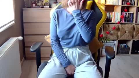 Snapshot of erotic_vibe chatting on 02-19-25, 02:44 Melissa online show from 02-19-25, 02:44