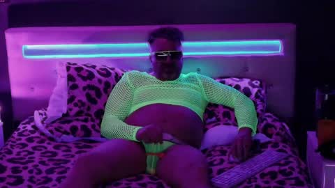 Snapshot of eroticdickmovement chatting on 05-10-26, 01:00 Cash Carry Fox online show from 05-10-26, 01:00